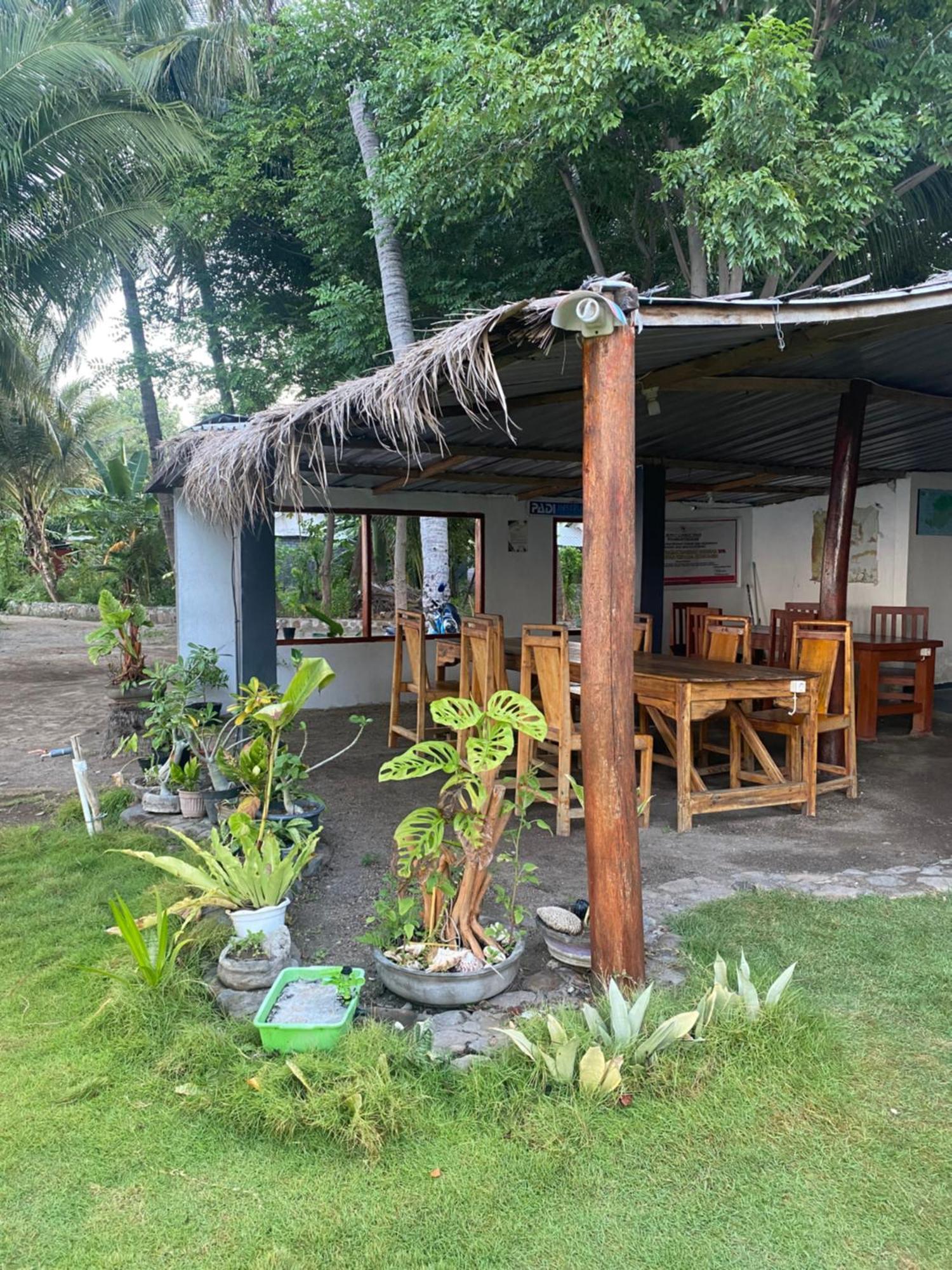 Labuhan Pandan East Lombok Dive Hotel - 3 Private Rooms On The Beach With Seaview & Scuba Diving Center מראה חיצוני תמונה